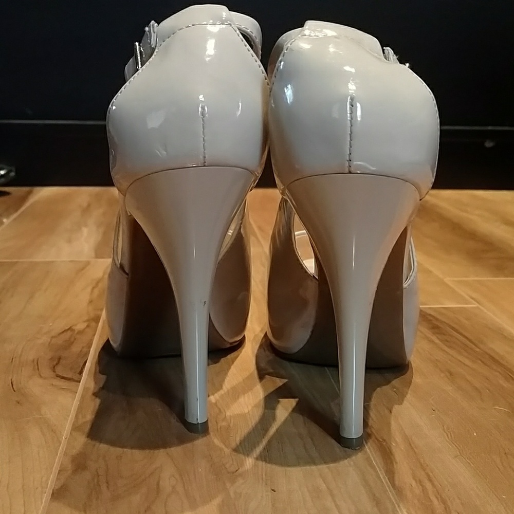 Guess 5" heels. Size 8 - Picture 3 of 5